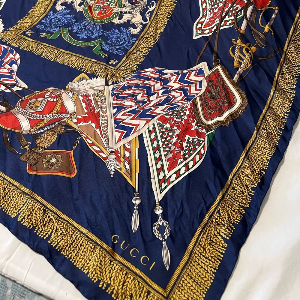Gucci Royal Scarf - Picture 3 of 7